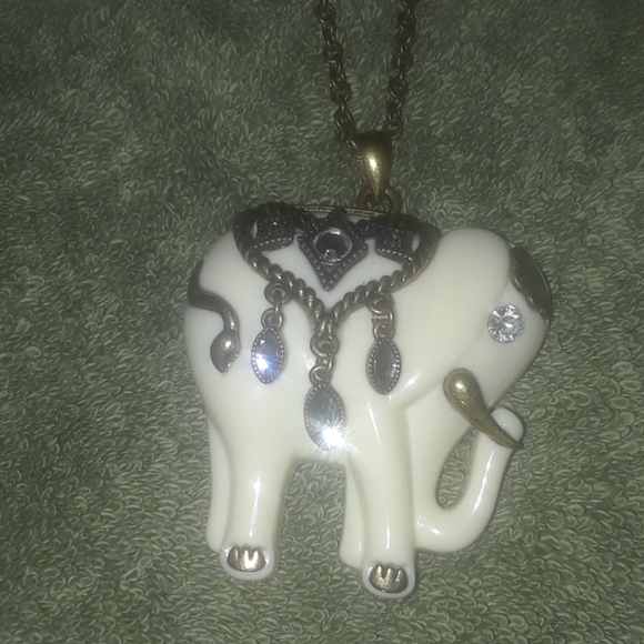 Gorgeous elephant pendant and chain - Picture 2 of 4
